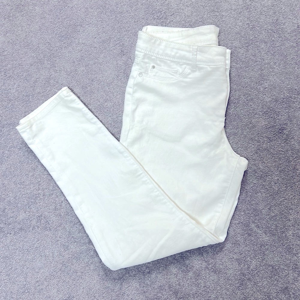 New White Jeans Size 10! Skinny jeans with silver button and zipper.